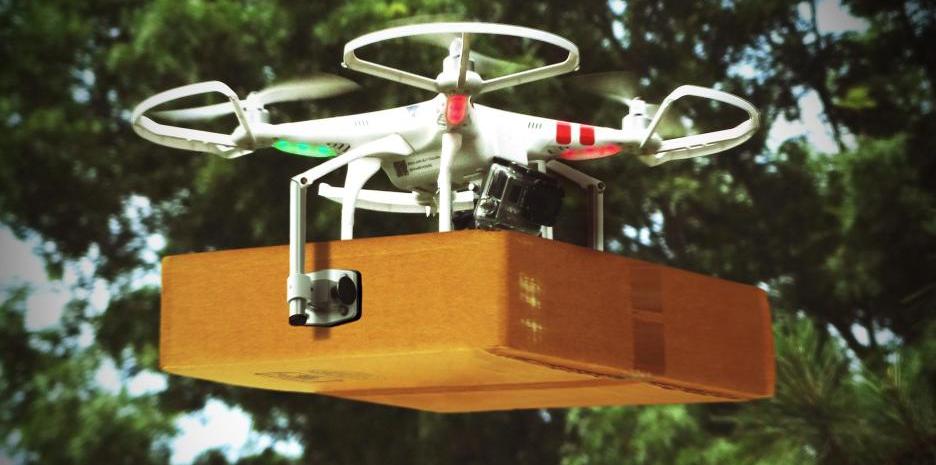 Drohne mit Paket in Logistik