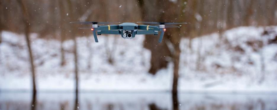 Drohne Flug bei Schnee
