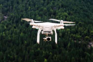 Drohne vor Wald